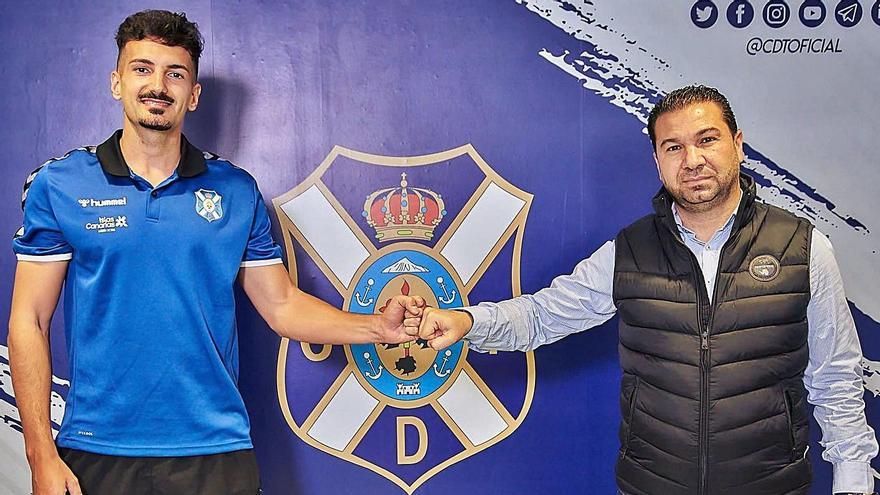 Álex Muñoz y Juan Carlos Cordero posan en la sede del CD Tenerife.