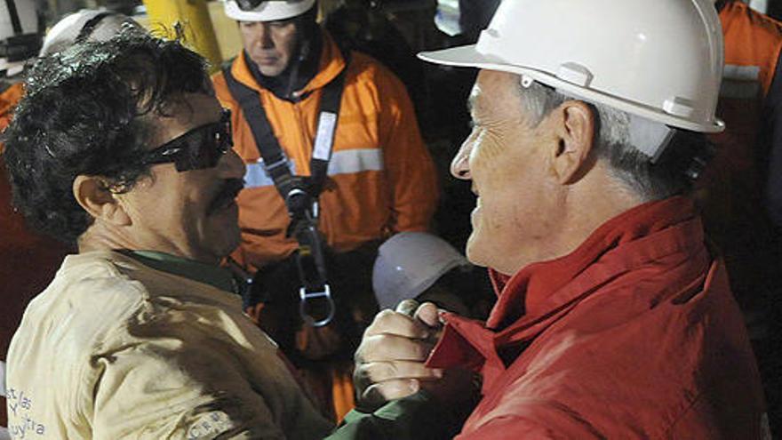 Sebastián Piñera saluda a uno de los mineros chilenos, tras ser rescatado el pasado año.