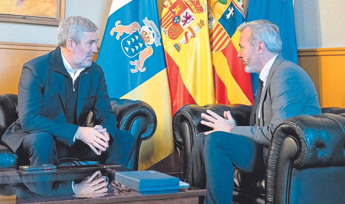 Los presidentes canario, Fernando Clavijo, y aragonés, Jorge Azcón, ayer durante su encuentro en Zaragoza.