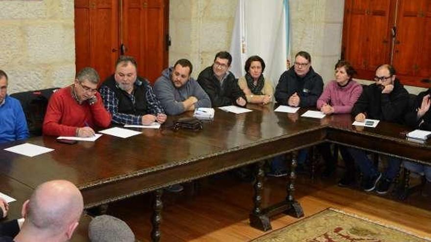 Los colectivos y partidos políticos en la reunión ayer. // Gustavo Santos