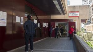 Personas en la puerta de una oficina del SEPE.