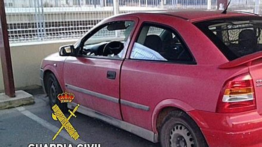 Investigan a un hombre por dañar nueve vehículos en Orpesa