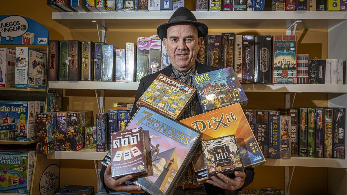 Oriol Comas, profeta mayor de los juegos de mesa, que acaba de publicar un libro al respecto, cargado con varios de sus preferidos.