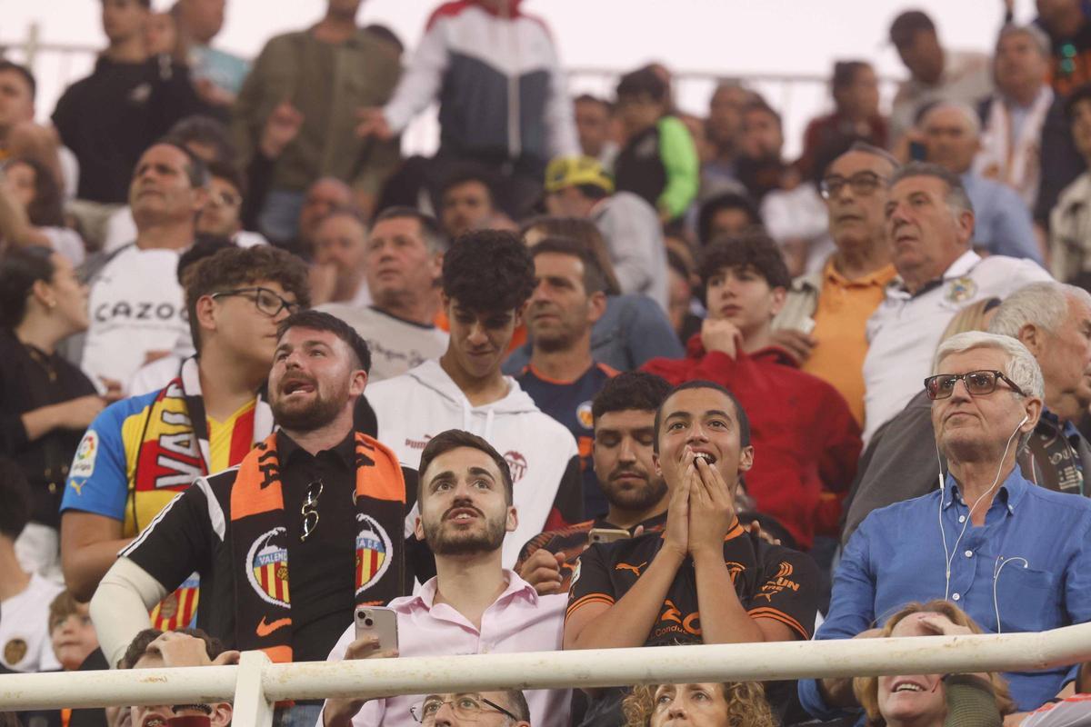 La emoción de Mestalla durante el derbi con el Villarreal