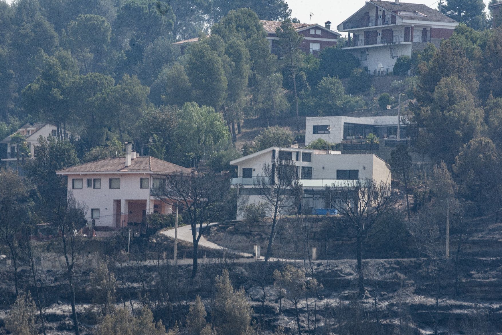 Afectació per l'incendi a la urbanització de les Brucardes