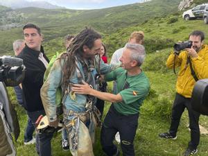 Rescatados con vida los dos espeleólogos desaparecidos en una cueva de Cantabria