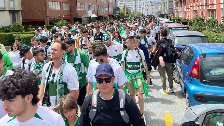 Los aficionados del Elche CF ya están por las calles de La Coruña