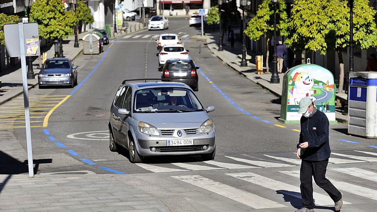 La calle, ayer, sin vehículos estacionados por el pintado de la zona azul. |  // BERNABÉ/JAVIER LALÍN