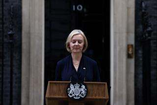 Dimite Liz Truss tras mes y medio en el cargo