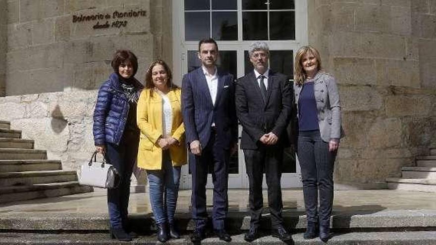 Ildefonso de la Campa con Marta Iglesias, el director general de Balneario de Mondariz y Laura Gómez. // D.P.