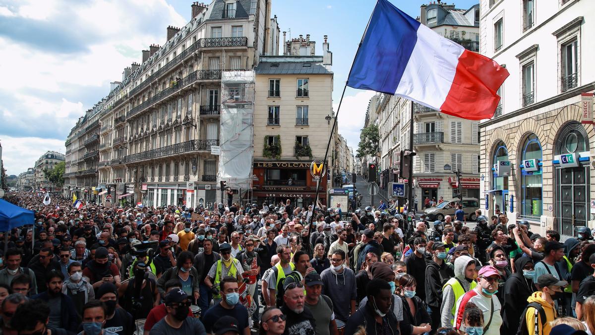 Miles de personas salen a las calles de Francia para protestar contra el pasaporte covid.