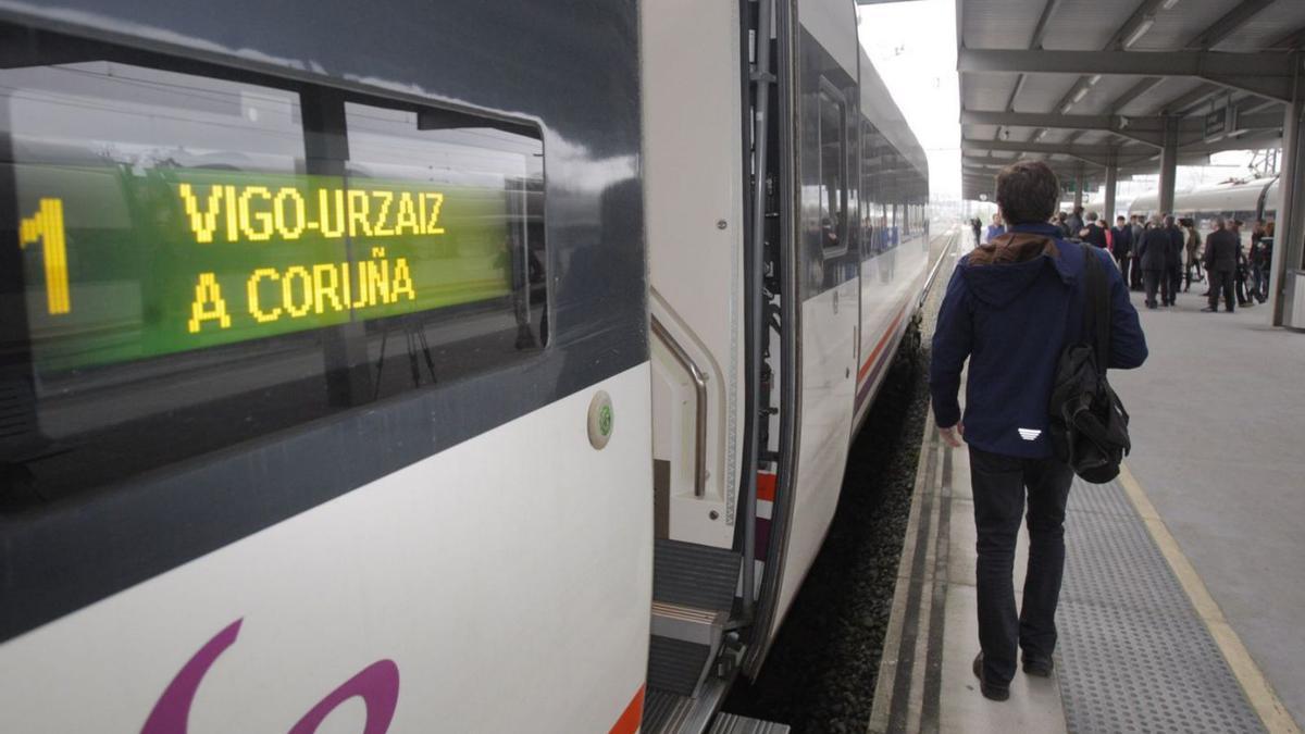 Vagones de un tren del Eje Atlántico entre Vigo y A Coruña. | // XOÁN ÁLVAREZ