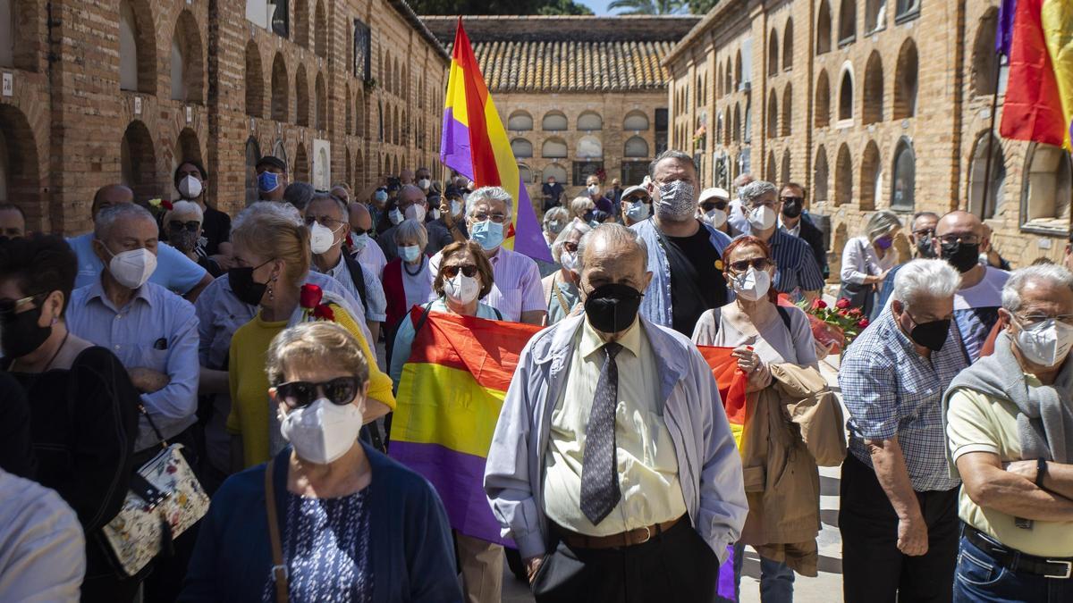 Decenas de personas, en el homenaje a Peset Aleixandre en el cementerio de València