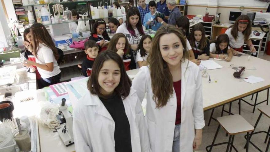 Mariana Cabaleiro y Xiana Fernández, en el laboratorio del colegio plurilingüe Alborada. // J. Lores