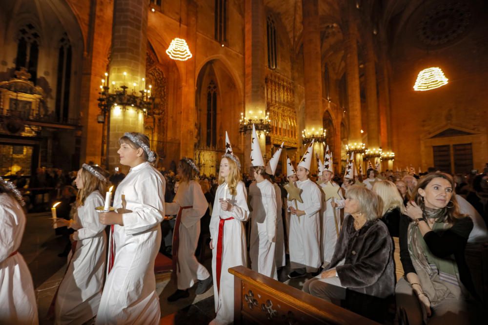 La celebración de Santa Lucía llena la Catedral de público