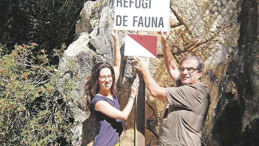 La consellera Sandra Espeja y Josep Manchado tras colocar una de las placas en Tossals Verds.