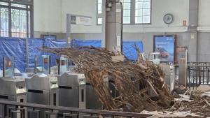 Tres heridos al caer un falso techo en la estación de Fabra i Puig de Barcelona