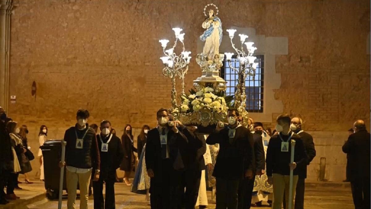 Las purisimeras mostraron su devoción por María Inmaculada arropándola en las misas y desfile religioso por las calles.