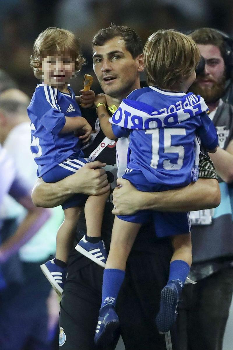 Iker Casillas celebra el éxito del Oporto con sus hijos