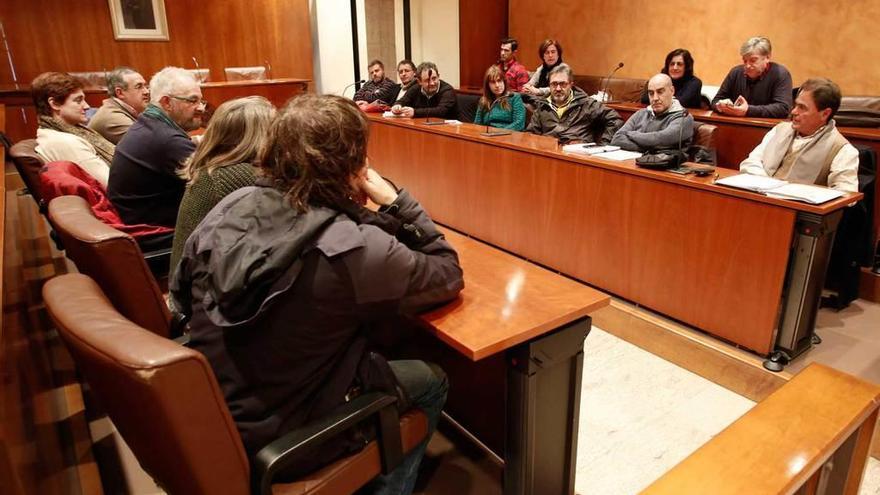 Representantes de la oposición y de los sindicatos municipales, ayer, en el salón de plenos del Ayuntamiento de Avilés.