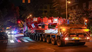 Llega de noche a Barcelona la esperada rueda gigante de la tuneladora que excava la L9 del metro