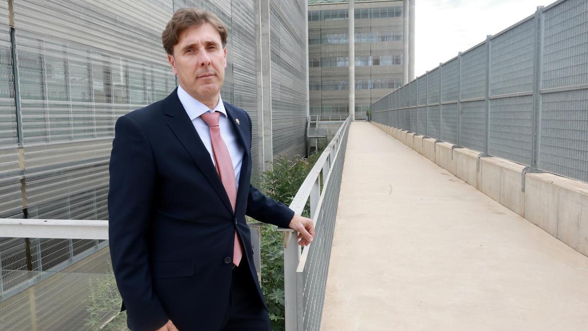 El recién estrenado presidente del TSJ posa en las dependencias de la Ciudad de la Justicia de Murcia.