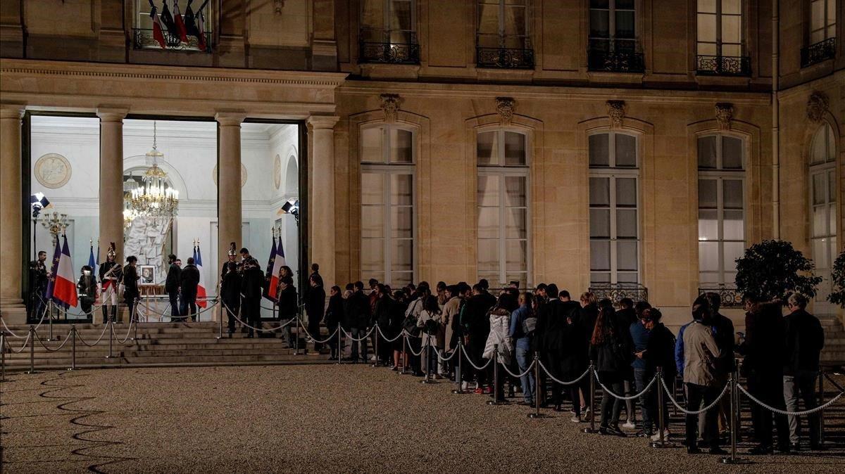 zentauroepp50072022 people queue in the courtyard of the elysee presidential pal190927201727