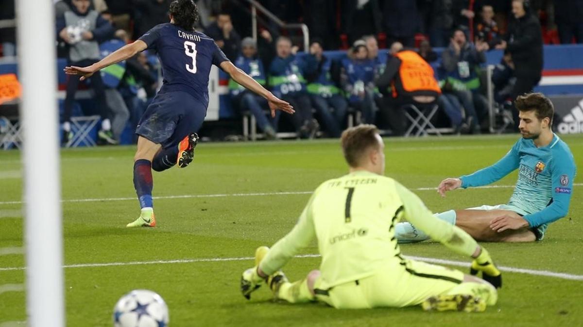 Edinson Cavani corre para celebrar su gol, el cuarto del PSG ante el Barça, ante los abatidos Piqué y Ter Stegen.