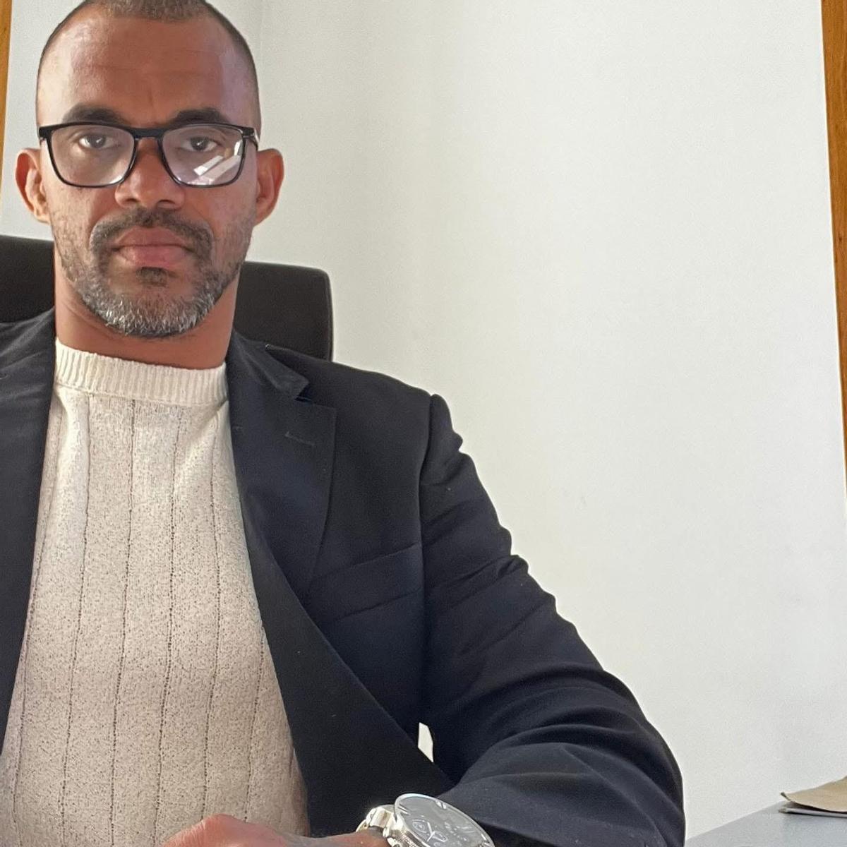 El asesor de inmigrantes al que censuran los abogados de Vilagarcía.