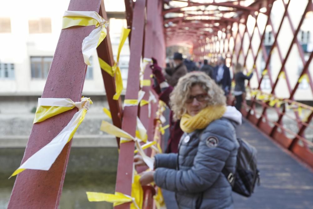 L'ANC reparteix cintes grogues a Plaça Catalunya