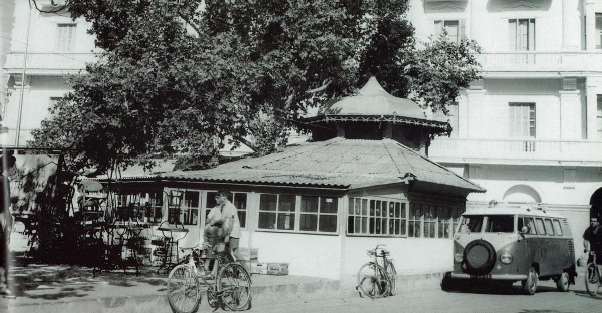 L’Hotel Montesol, amb el quiosc de s’Alamera en primer terme. El 1931 l’Ajuntament atorgà una concessió a Josep Mongé i es pogué inaugurar a les darreries d’aquell any. Tenia un estil modernista semblant a altres de Barcelona; va patir diverses ampliacions i desaparegué cap a 1960. / Santiago Barberán SanchÍs