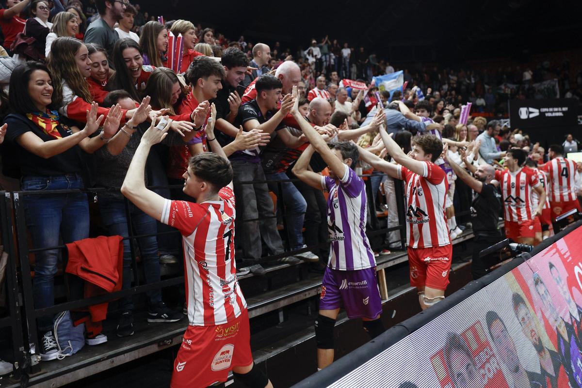 La afición manacorina saluda a sus jugadores tras hacerse con el título de la Copa del Rey.