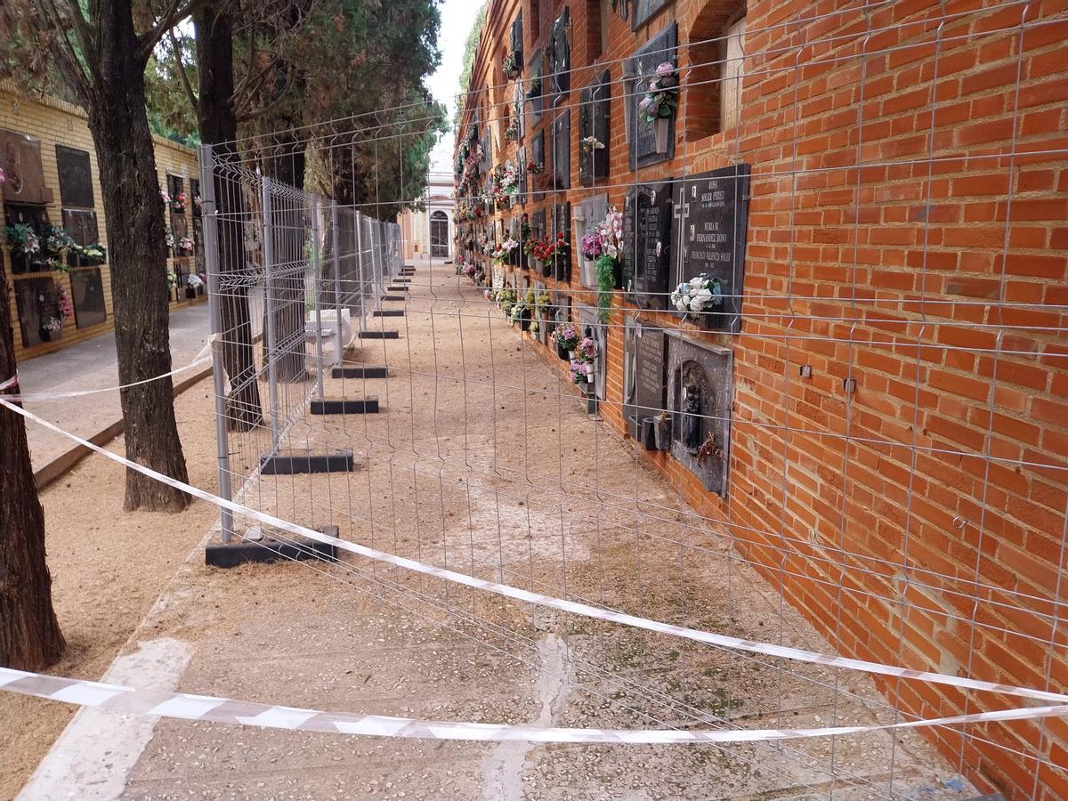 Vista del bloque de tumbas en estado de grave deterioro en el cementerio municipal de Alzira.