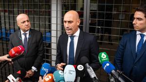 Luis Rubiales y su abogado (a la izquierda) tras declarar en calidad de imputado en un juzgado de Madrid