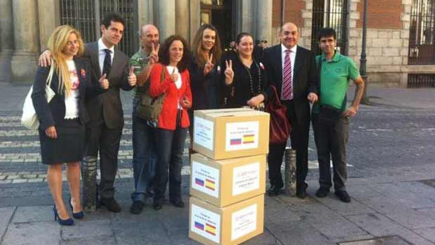 Las 35.000 firmas entregadas en el Ministerio de Exteriores en Madrid.