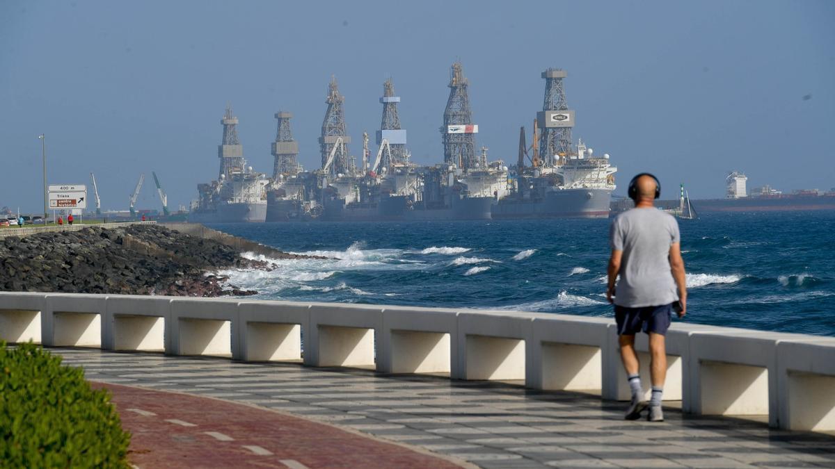 Vista parcial del Puerto de Las Palmas desde la Avenida Marítima