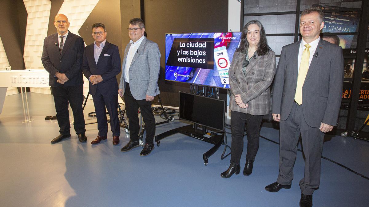 El plató de INFORMACIÓN TV acogía esta semana la celebración del encuentro digital «La ciudad y las bajas emisiones», con la participación de diferentes expertos.