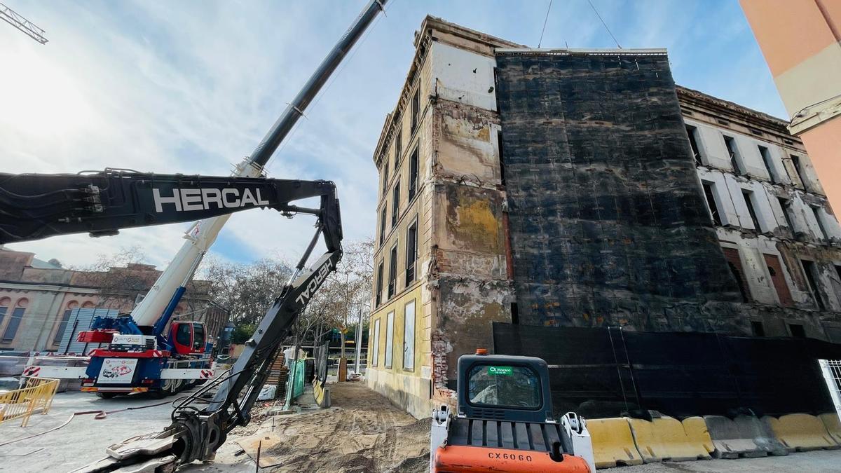 Llegada de la maquinaria pesada a la calle Wellington para el derribo de las antiguas casas militares del campus de la UPF