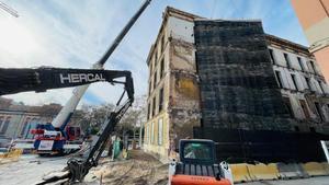 Llegada de la maquinaria pesada a la calle Wellington para el derribo de las antiguas casas militares del campus de la UPF
