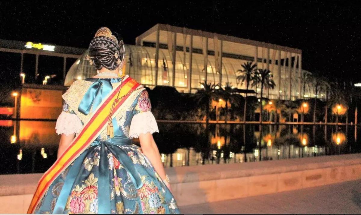 Marina Civera mira el Palau tras su Exaltación