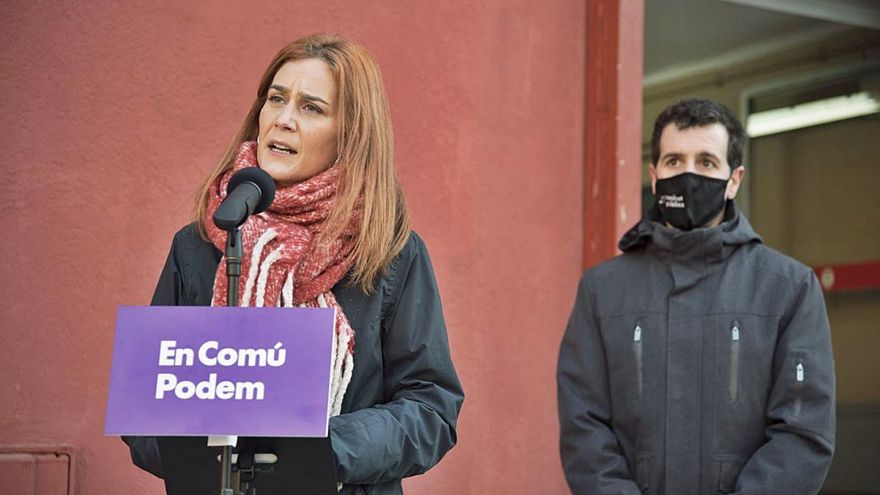 La candidata Jéssica Albiach i Marc Parés, 7è a la llista d'En Comú Podem, ahir, a Manresa