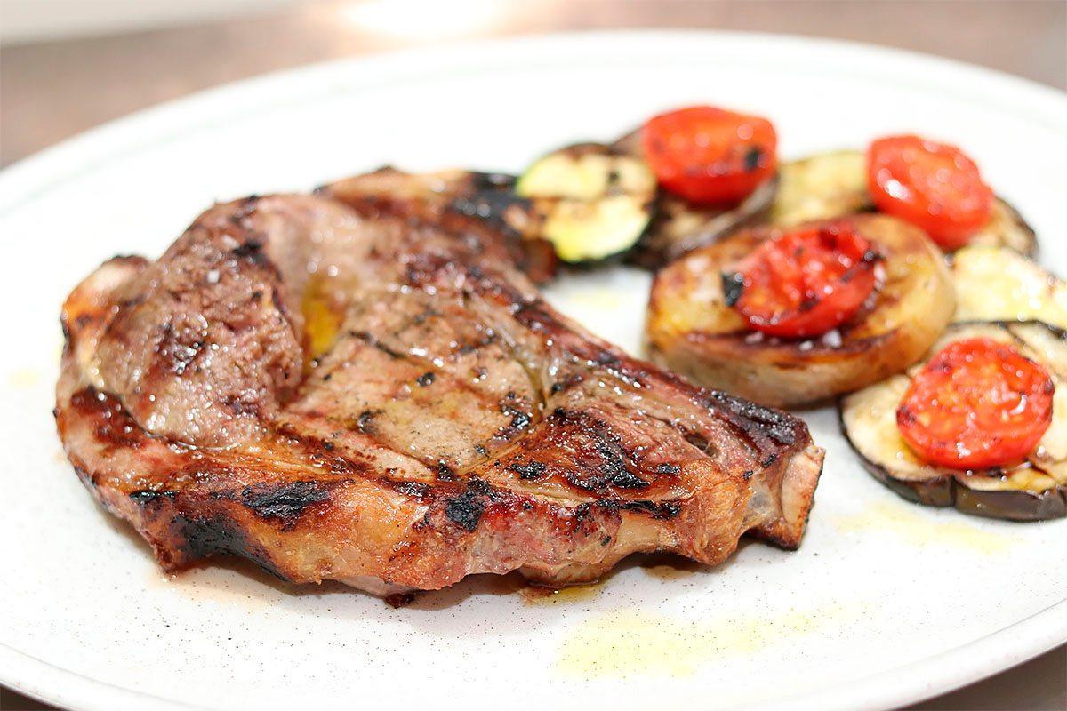 Carn a la brasa del restaurant Bon Punt de Sant Pere Pescador.