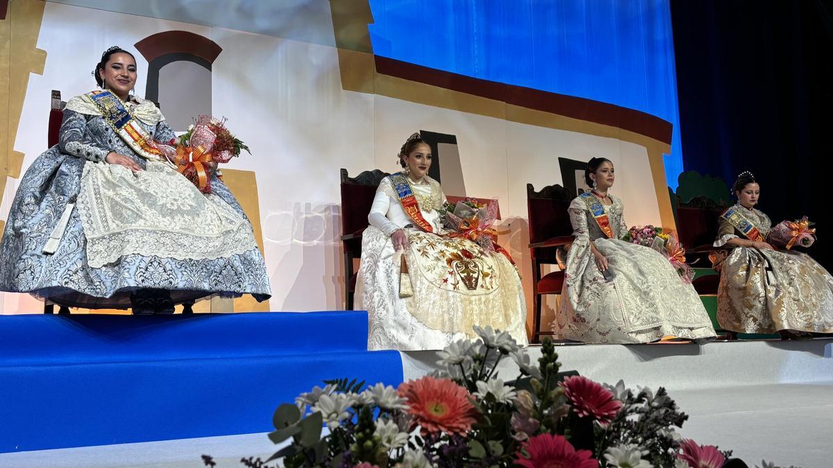 La reina, Sara Benet, y sus damas ya ocupan el trono festivo de Almassora tras ser presentadas este viernes por la noche.