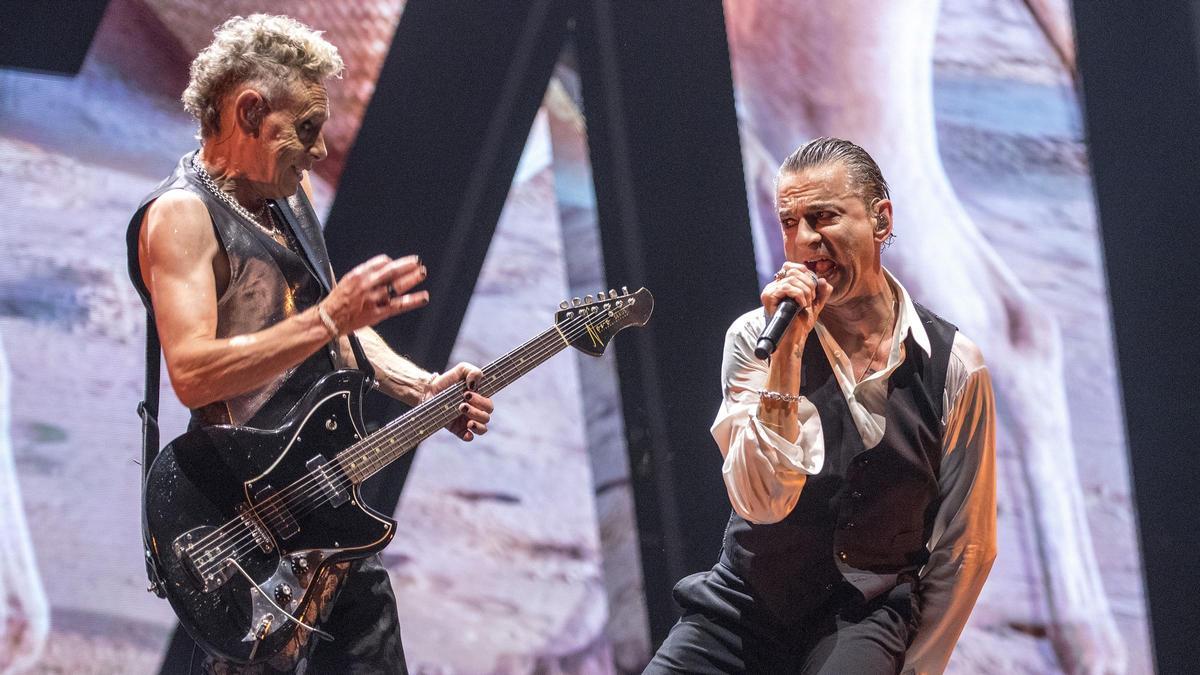 Dave Gahan y Martin Gore durante el concierto de Depeche Mode en el Palau Sant Jordi.