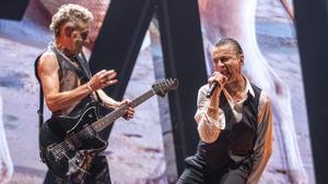 Dave Gahan y Martin Gore durante el concierto de Depeche Mode en el Palau Sant Jordi.