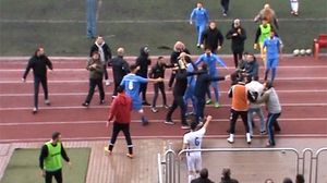 Uns aficionats de l’RSD Alcalá van agredir els jugadors de l’equip visitant, el San Fernando, tots dos de Madrid. 