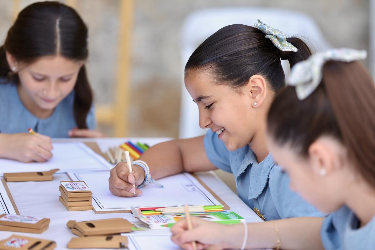 La fiesta de los falleros infantiles con el concurso de dibujo de la JCF