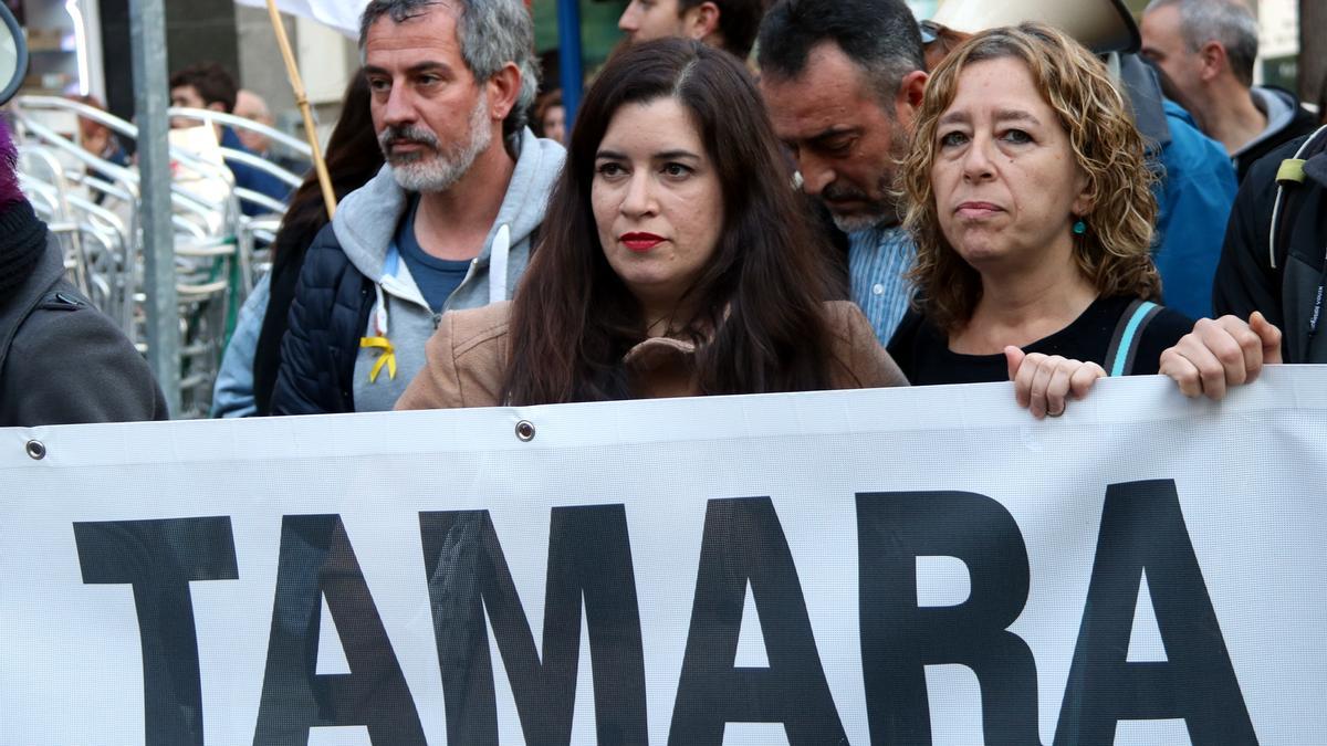 Tamara Carrasco i la mare d&#039;Adrià Carrasco a la capçalera d&#039;una manifestació