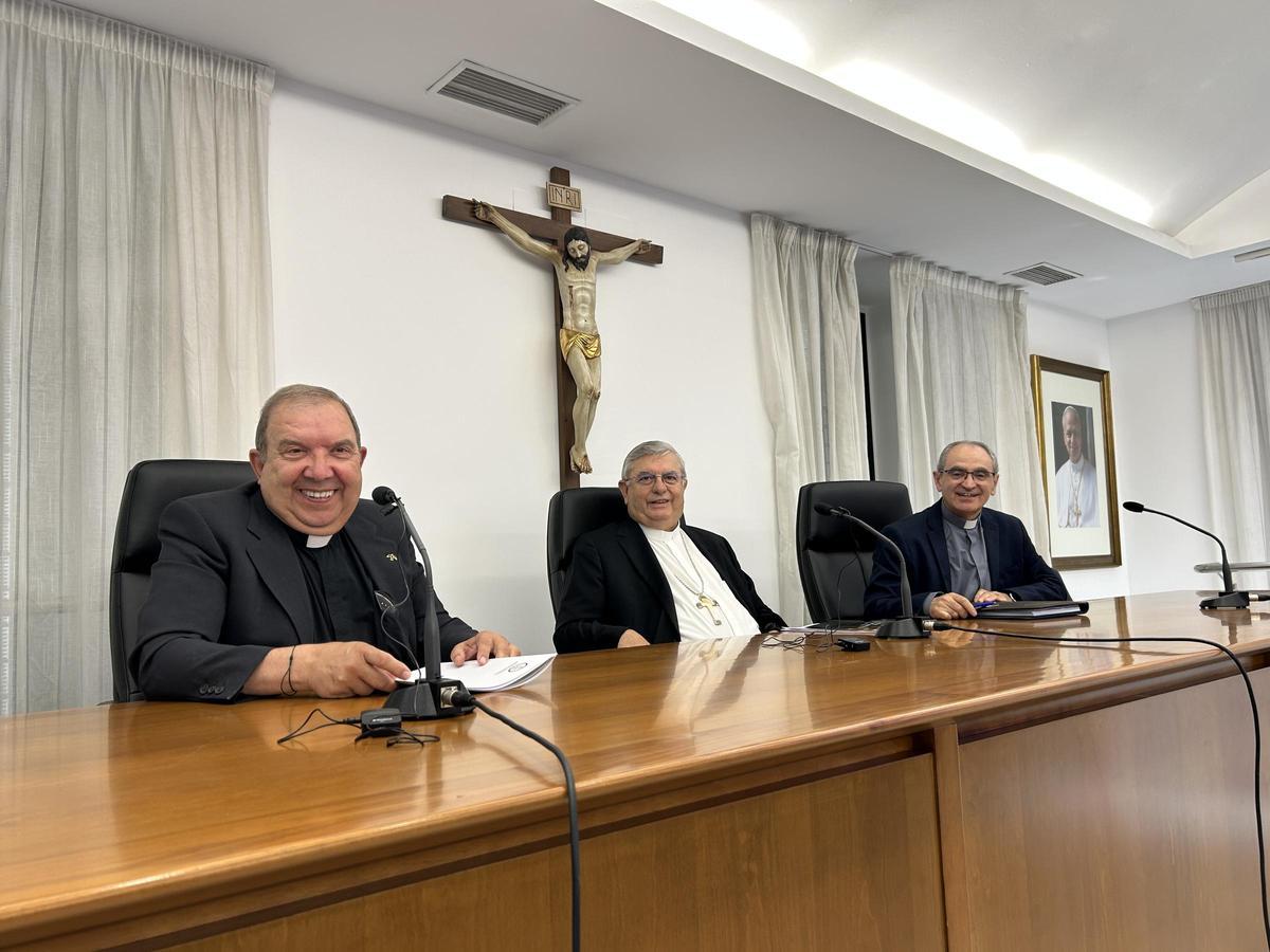 Pedro Fernández, José Rodríguez Carballo y Juan Román, durante la presentación, en el arzobispado.