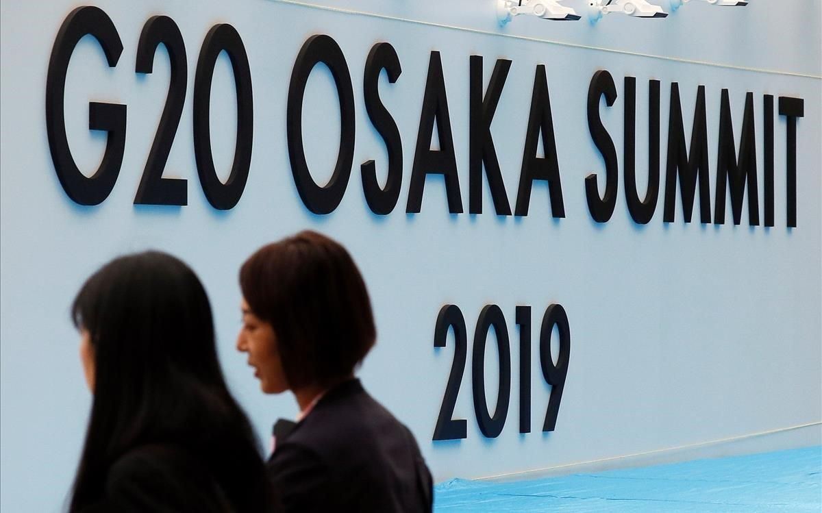 zentauroepp48804672 kma01 osaka jap n 26 06 2019 dos mujeres caminan junto190627174838 zentauroepp48804672 kma01 osaka jap n 26 06 2019 dos mujeres caminan junto190627174838